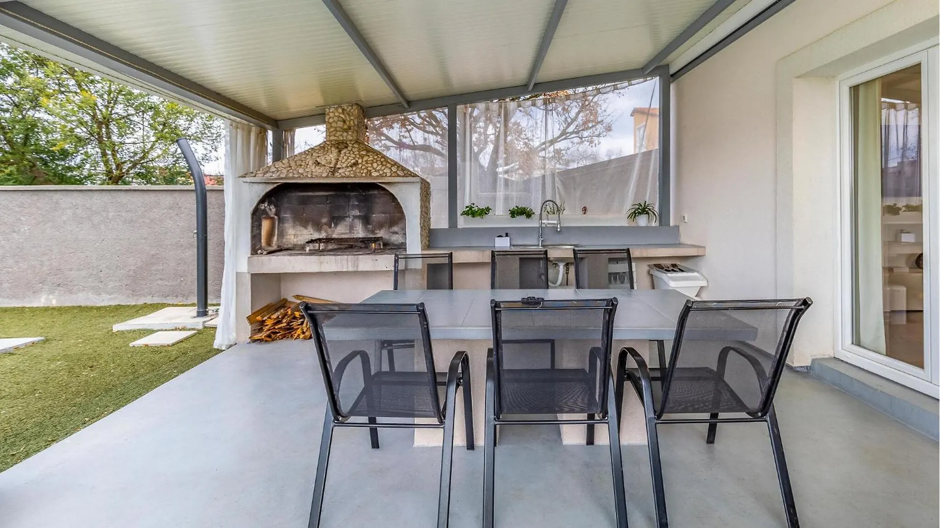 Lovely Home In Loborika With Kitchen Dom wakacyjny